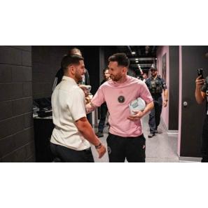 Topuria encontra Messi em Miami antes do UFC 300
